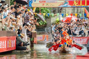 韩国国奥进球来到场边庆祝，遭球迷竖中指回应